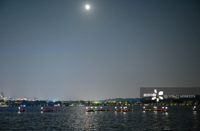 杭州：西湖推出沉浸式宋风夜游 33艘“月亮”船带游客赏月编辑图片素材-ID:1349043379