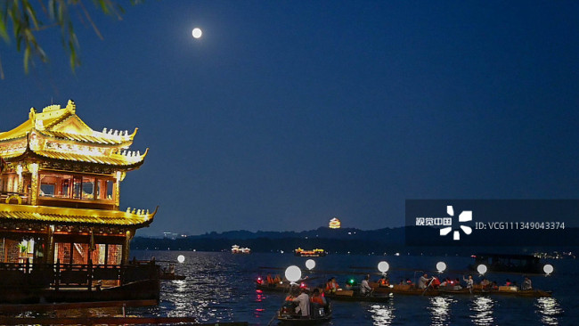杭州：西湖推出沉浸式宋风夜游 33艘“月亮”船带游客赏月编辑图片素材-ID:1349043374