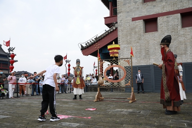 西安城墙上举办“大唐运动会” 游客体验蹴鞠游戏