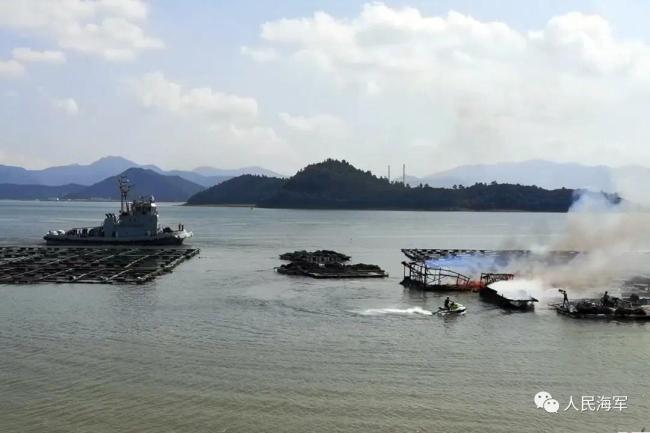 煤气罐爆炸引起渔排火灾，海军官兵紧急协助救援