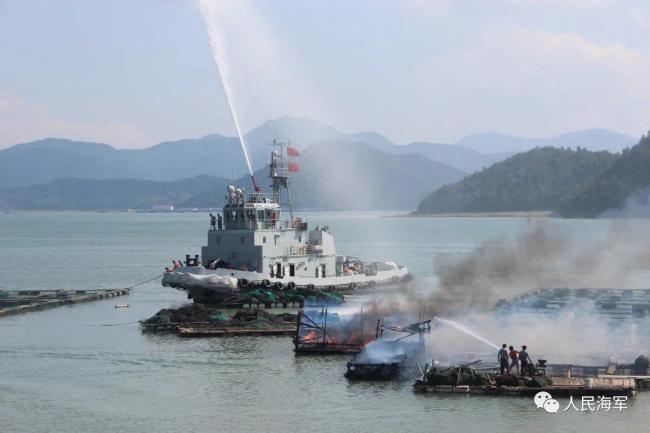 煤气罐爆炸引起渔排火灾，海军官兵紧急协助救援