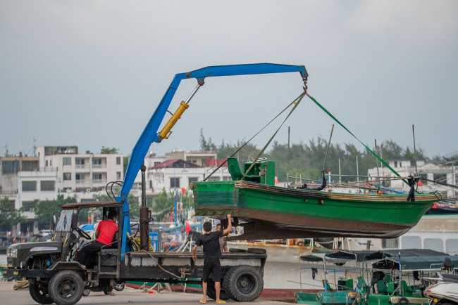 台风“圆规”将进入南海 海南各地渔民积极进行防台风工作