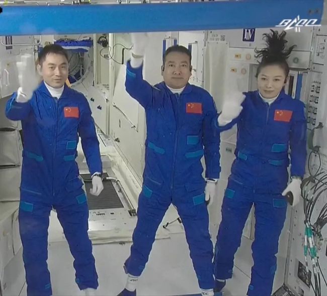 △航天员王亚平（右一）与同事翟志刚、叶光富进驻中国空间站