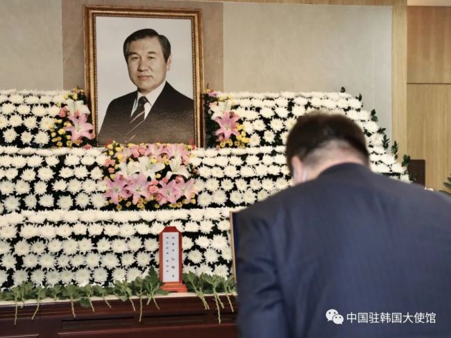 中国驻韩大使邢海明吊唁已故韩国前总统卢泰愚