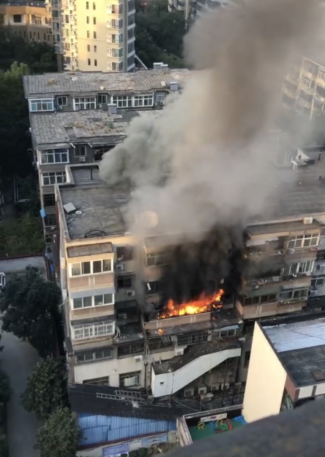 河南郑州一洗浴中心员工宿舍起火，致3人死亡