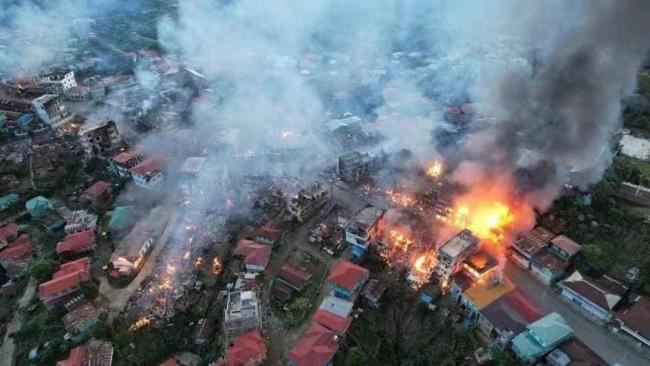 缅甸钦邦丹朗镇因武装冲突发生火灾