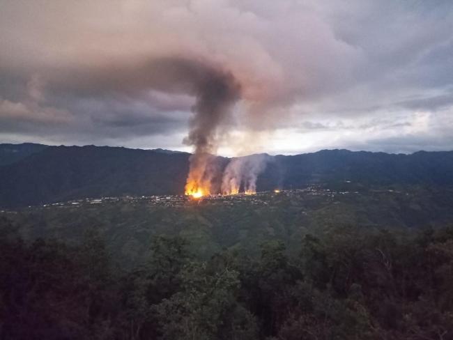 缅甸钦邦丹朗镇因武装冲突发生火灾