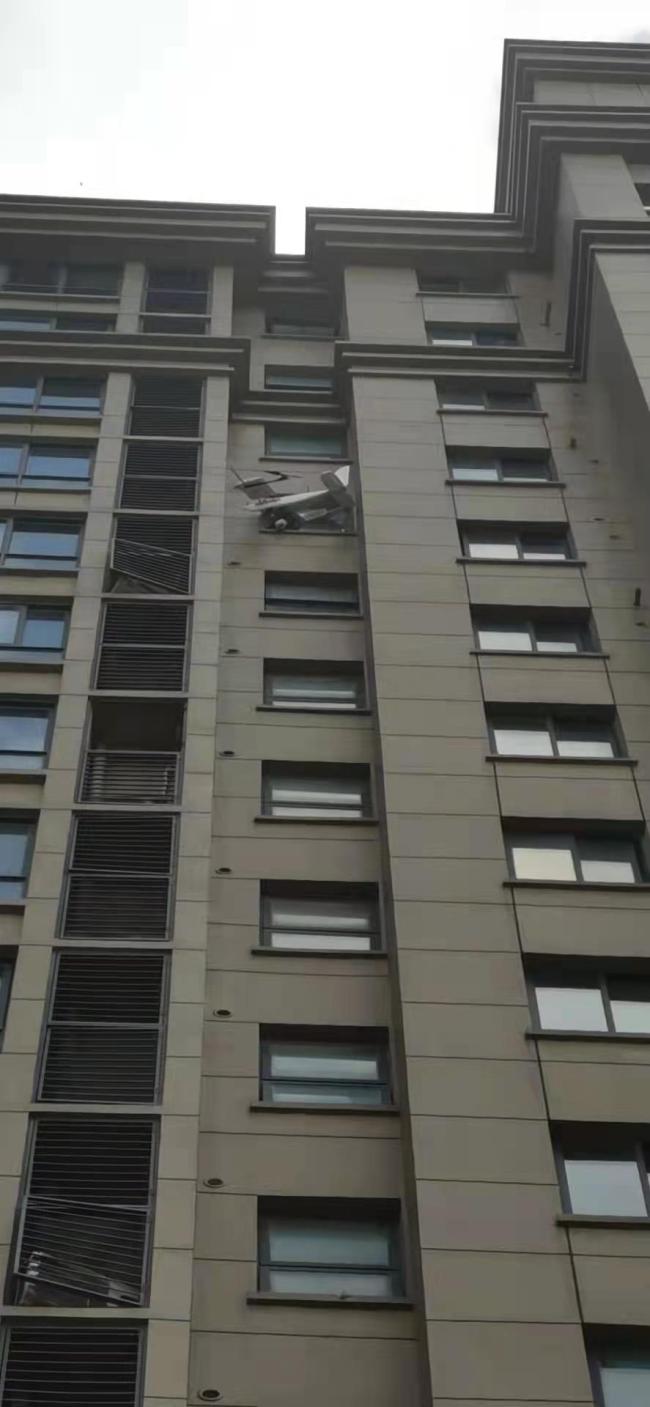 一男子操作无人机不慎撞上玻璃窗 致使住户受伤