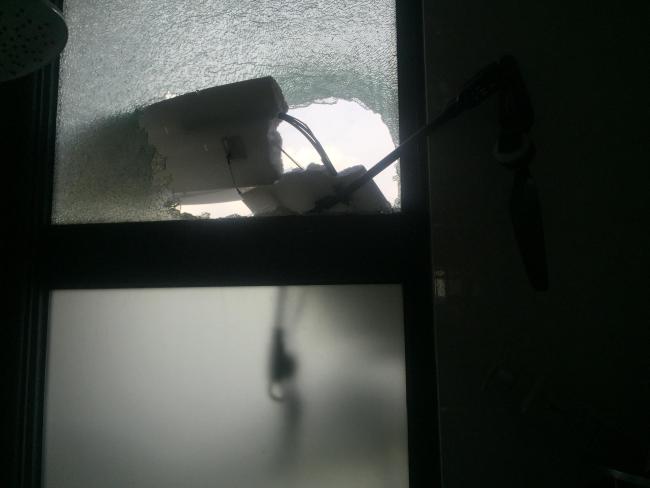 一男子操作无人机不慎撞上玻璃窗 致使住户受伤