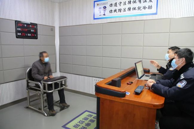 哈尔滨一男子违反防疫规定 冲卡撞飞民警被刑拘
