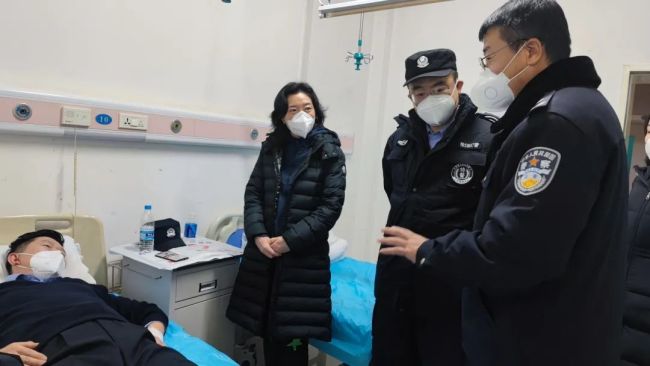 哈尔滨一男子违反防疫规定 冲卡撞飞民警被刑拘