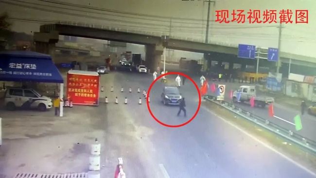 哈尔滨一男子违反防疫规定 冲卡撞飞民警被刑拘