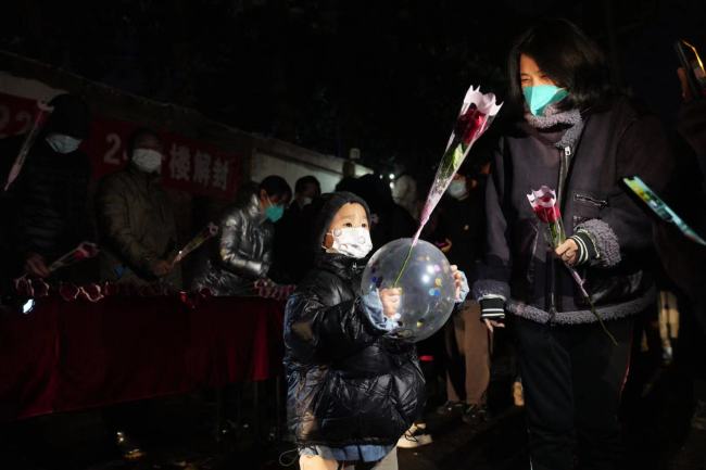 北京丰台西罗园一区管控区解封 500余居民收到礼物