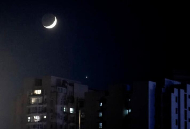 杭州： “金星伴月”高悬夜空