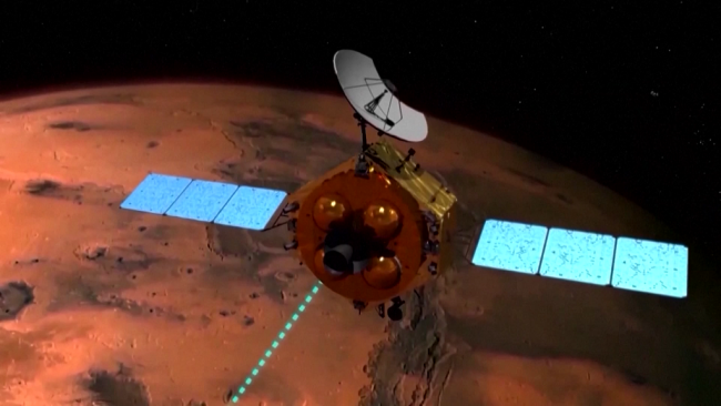 动画显示“天问一号”环绕器在火星周围按轨道环绕。（视频截图）