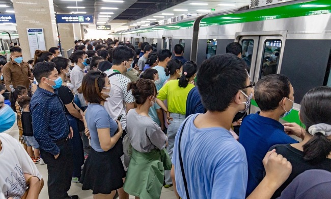 中企承建越南首条城市轻轨开通 当地市民排队体验