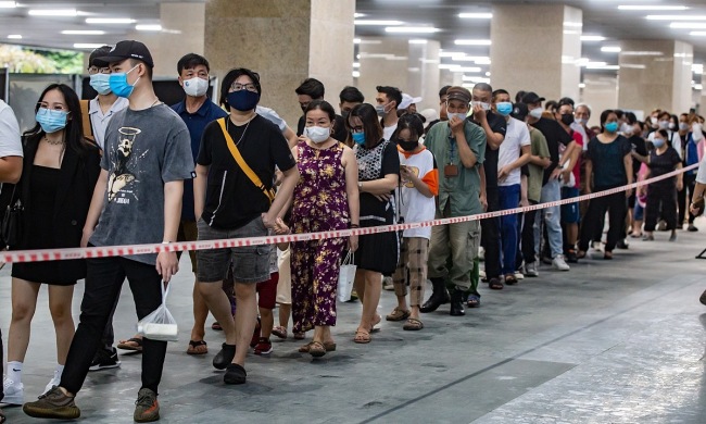 中企承建越南首条城市轻轨开通 当地市民排队体验