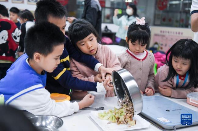 放学后 小学娃变身“大厨神”