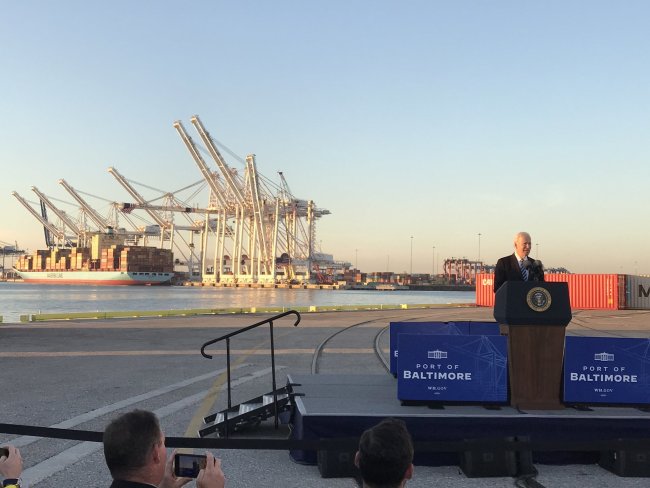 拜登在码头大谈美国基建 背景中国造起重机亮了