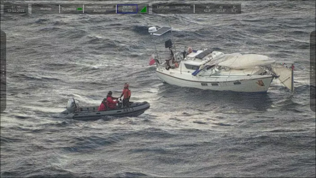 法国“戴高乐”号航母撞上帆船 无人员伤亡