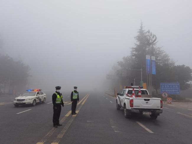 四川省东北部多条高速因雾进行交通管制