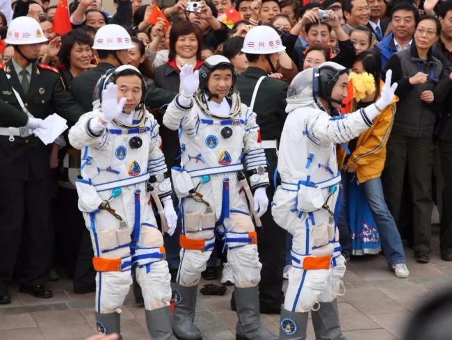 看惯了穿航天服的航天员，想看看穿军装的他们吗？
