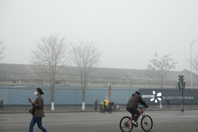 大雾黄色预警 多地有能见度不足200米的强浓雾编辑图片素材-ID:1358194344