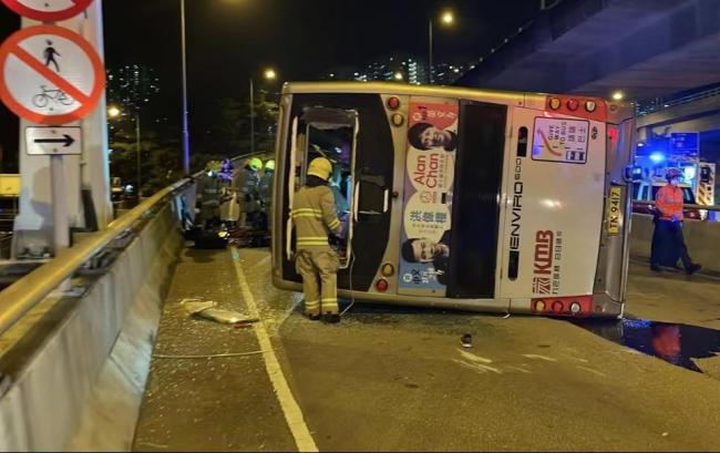 香港一巴士发生侧翻 致1死10伤