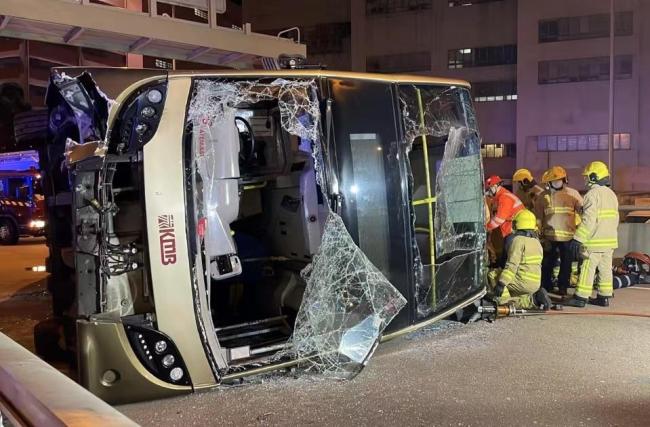 香港一巴士发生侧翻 致1死10伤