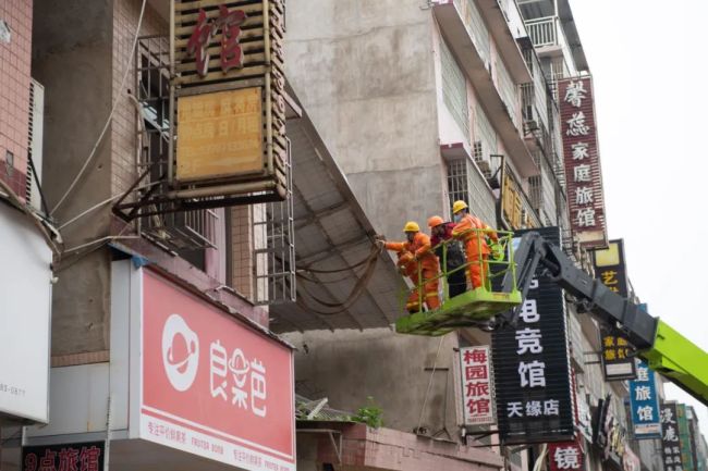 5月1日，救援人员在湖南长沙居民自建房倒塌事故现场进行救援。新华社记者 陈思汗 摄