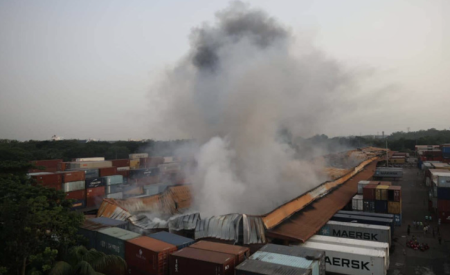孟加拉国集装箱仓库发生火灾 
