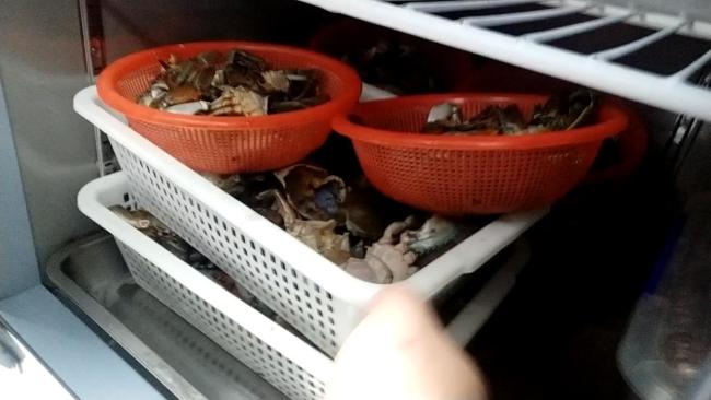 卧底网红餐厅“胖哥俩肉蟹煲”：过期食材继续用，隔夜蟹当活蟹卖