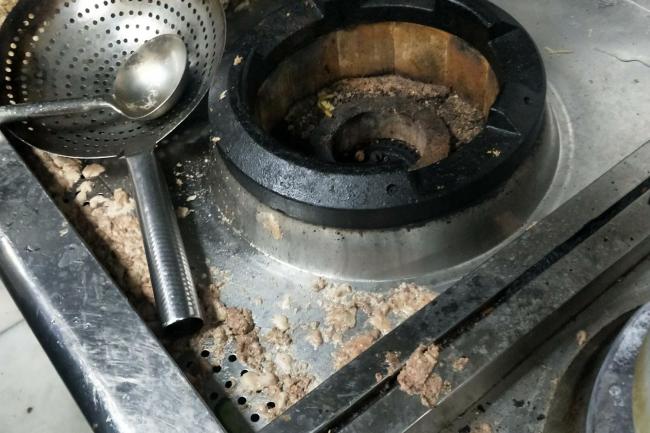 卧底网红餐厅“胖哥俩肉蟹煲”：过期食材继续用，隔夜蟹当活蟹卖