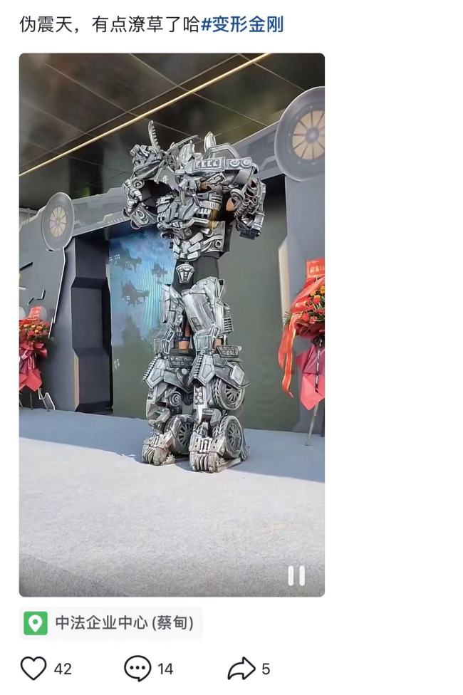 国庆七天威震天与琳娜贝尔隔空对决，环球影城和迪士尼谁更受欢迎？