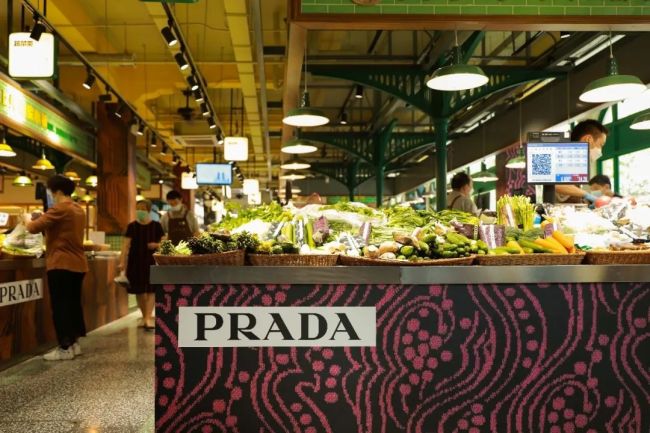 Prada在上海“卖菜”招骂：二手纸袋叫价近百元