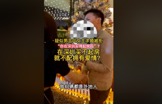 男子下跪求婚被拒，女友一把甩开戳脸质问：你能买得起房吗