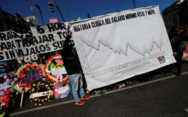 活久见！阿根廷通胀率到年底恐升至90% 民众竟为工资“办葬礼”