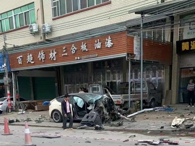 到底踩刹车没？潮州特斯拉事故寻求第三方鉴定，当地居民：司机平时开车很慢