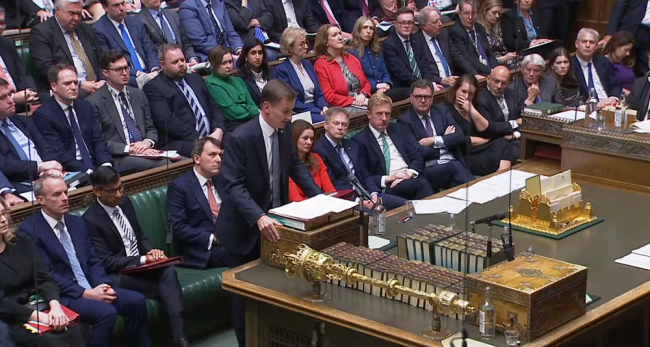 英国秋季财政预算“稳”字当头 提出550亿英镑增税、削减支出计划